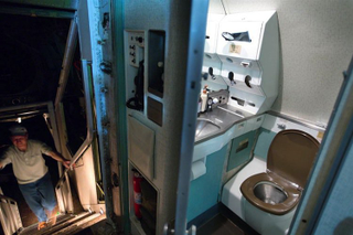 Illustration for article titled Este hombre convirtió un Boeing 727 en medio de un bosque en su asombrosa casa